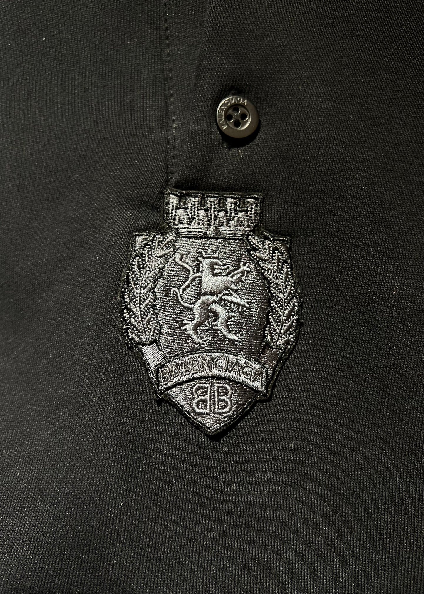 계단집 / 발렌시아가 굵은 자수가 놓인 스포츠 후드티