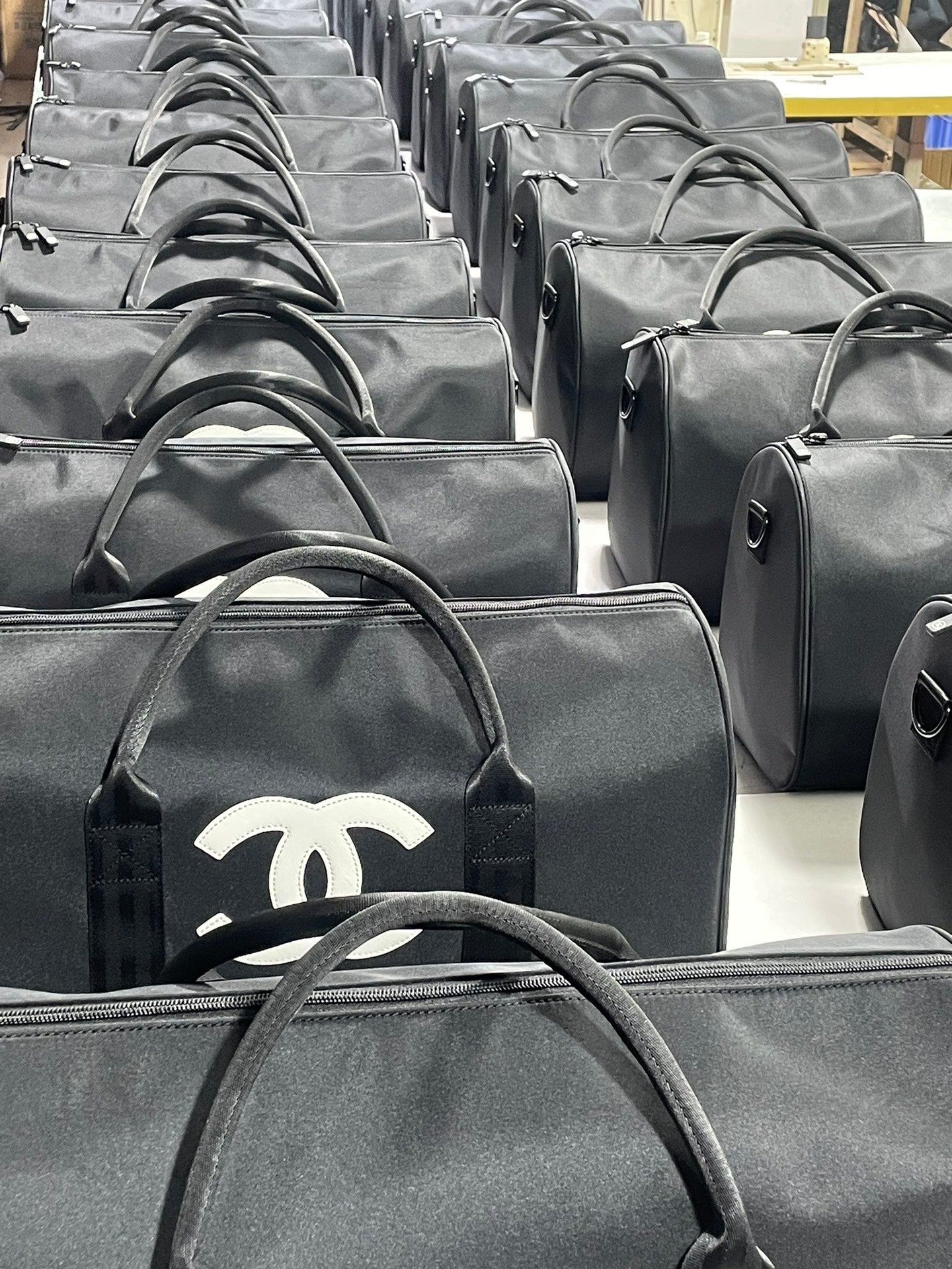 양 공장 / 샤넬 여행 가방