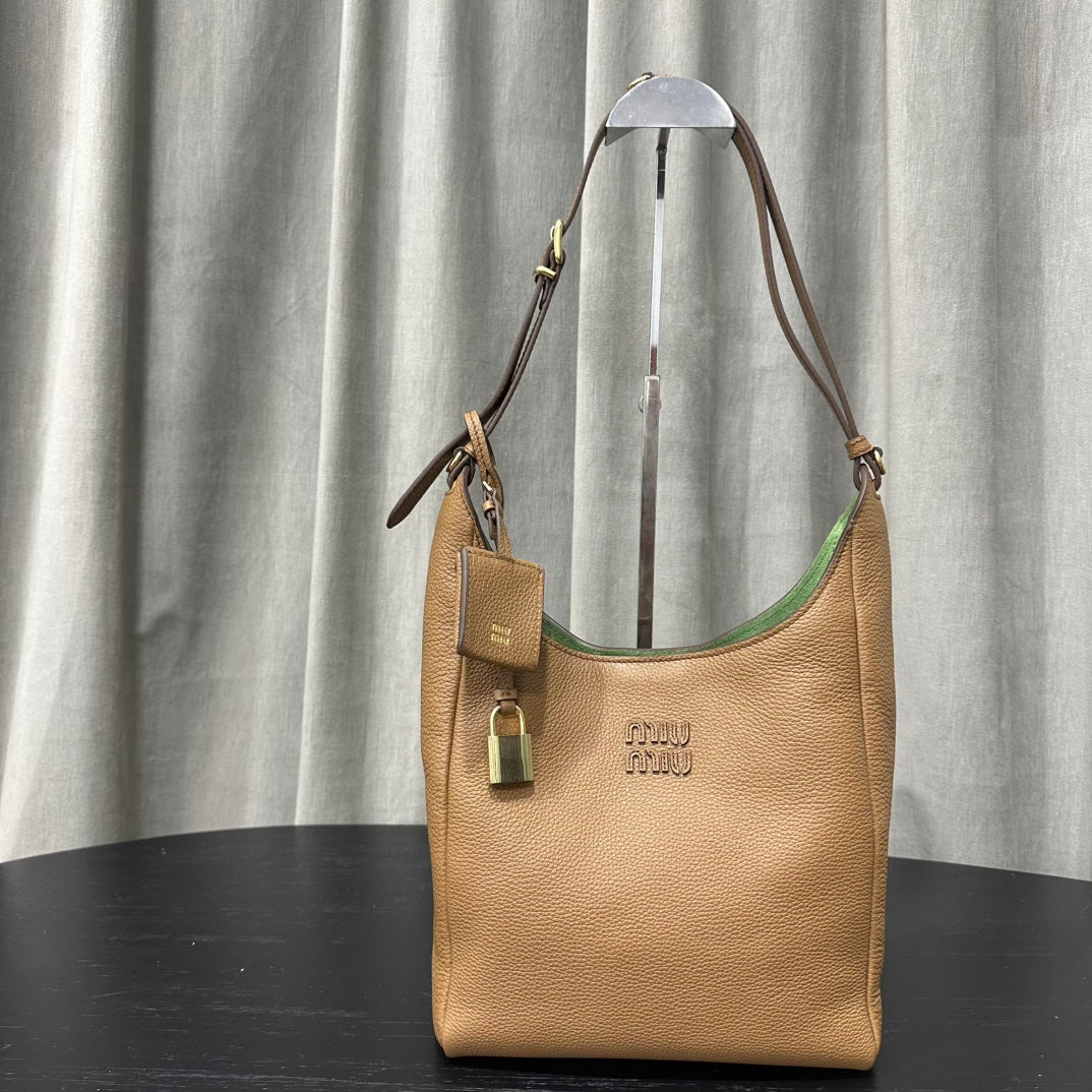 카타 / 미우미우 작은 크로스백