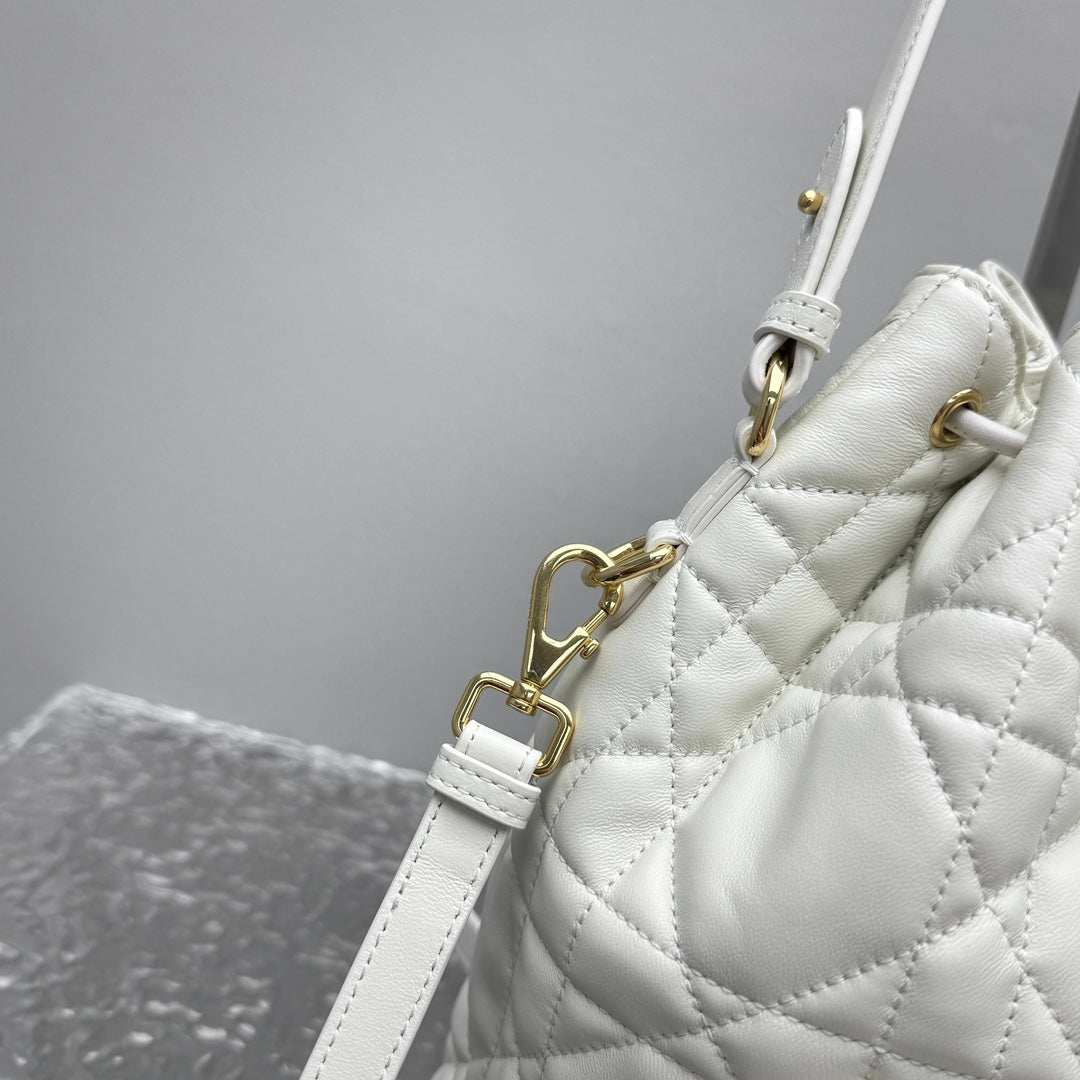 카타 / 디올 물통 가방 화이트