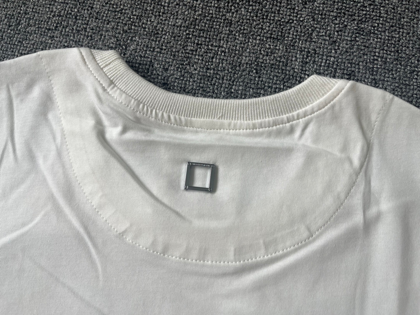 베어 / 우영미 화이트 메탈로고 반팔티