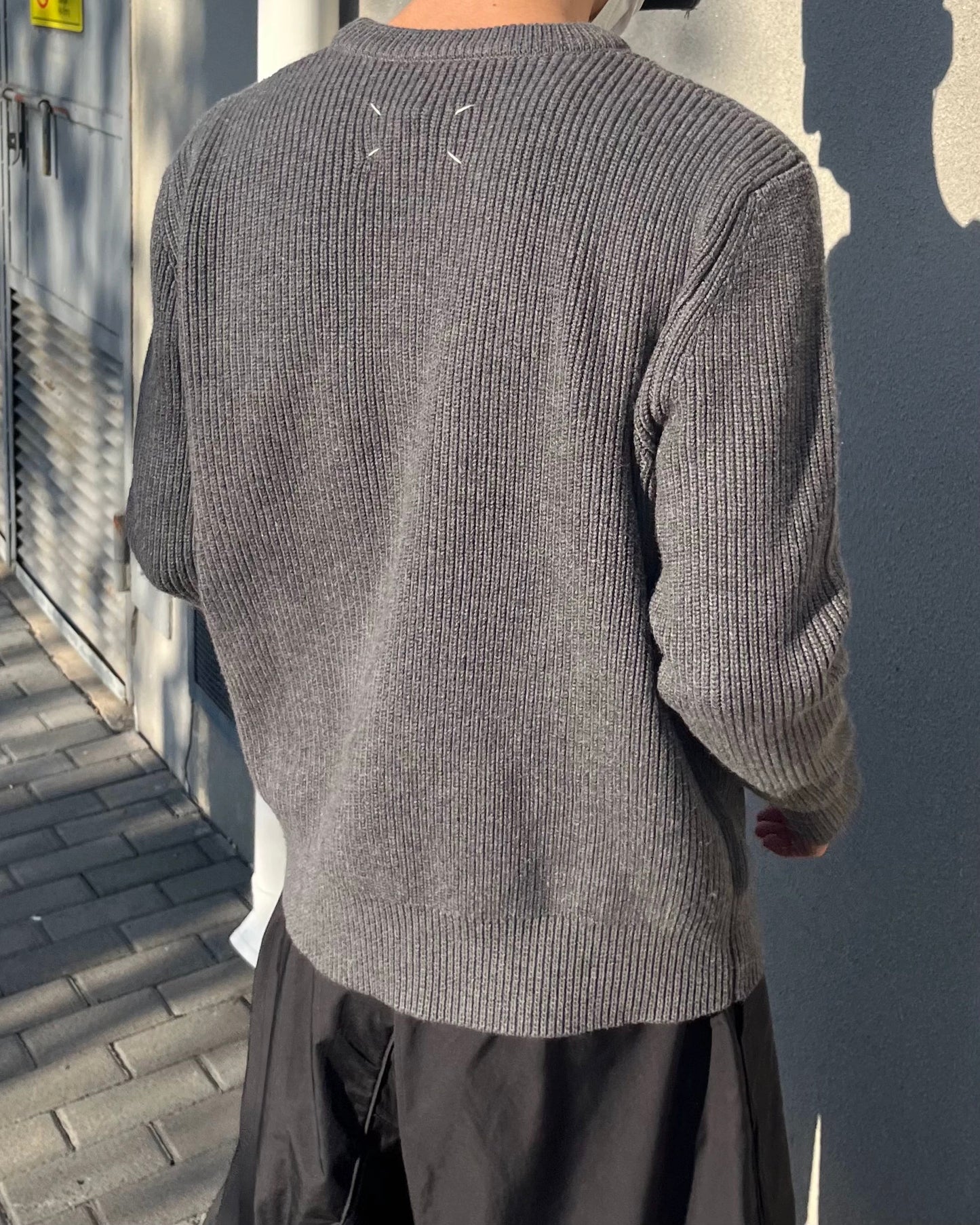 탑아키마 / 마르지엘라  23AW 사각스티치솔리드울풀오버니트