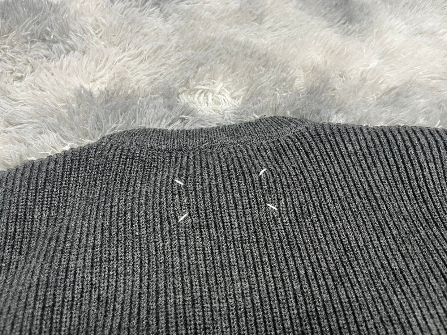 탑아키마 / 마르지엘라  23AW 사각스티치솔리드울풀오버니트