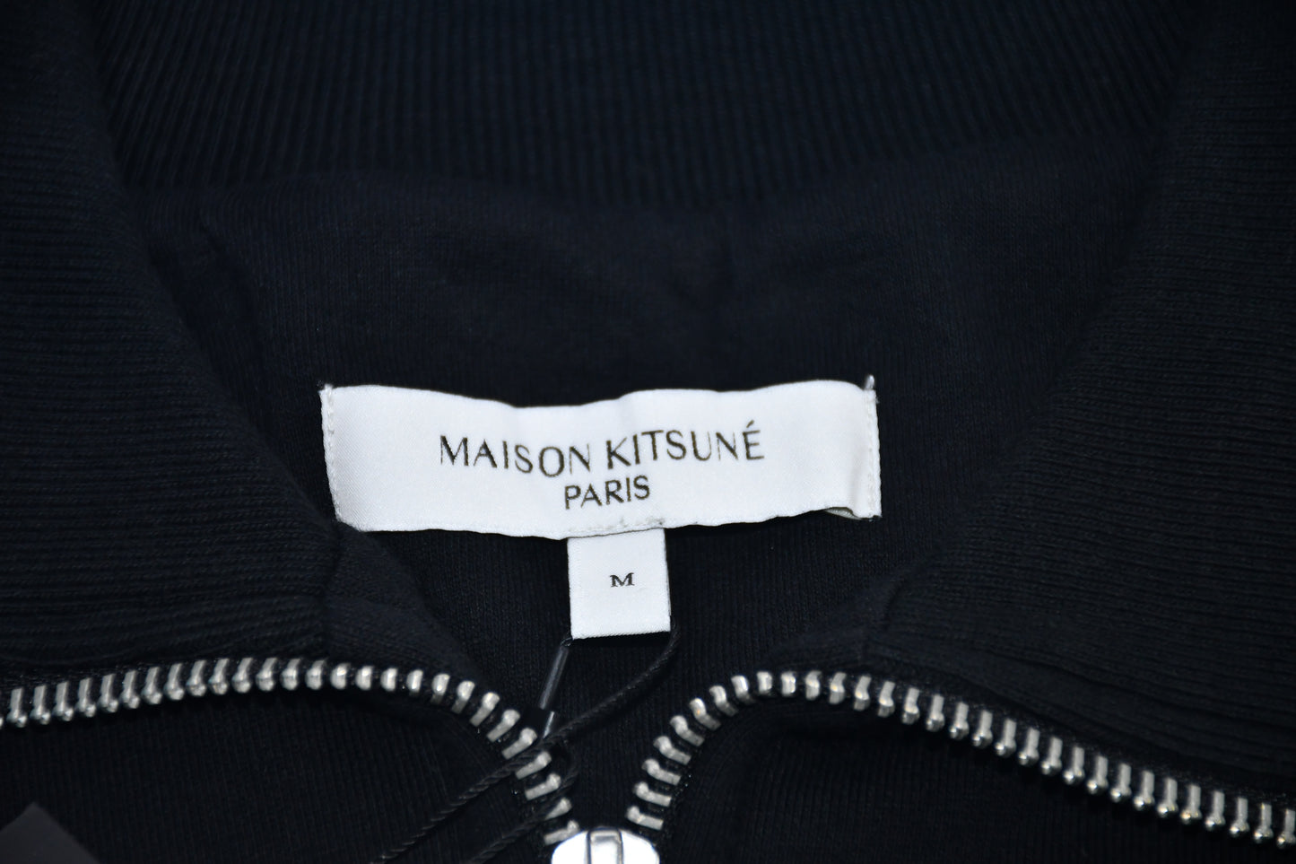 탑키츠네 / 메종키츠네  블랙 반집업 기모 맨투맨