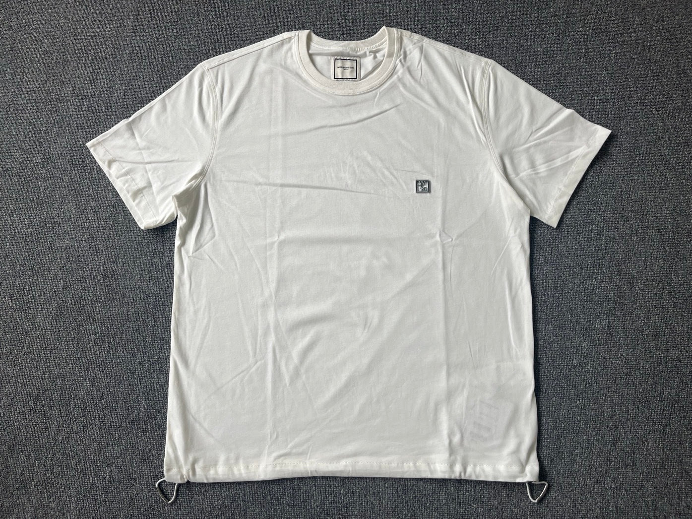 베어 / 우영미 화이트 메탈로고 반팔티