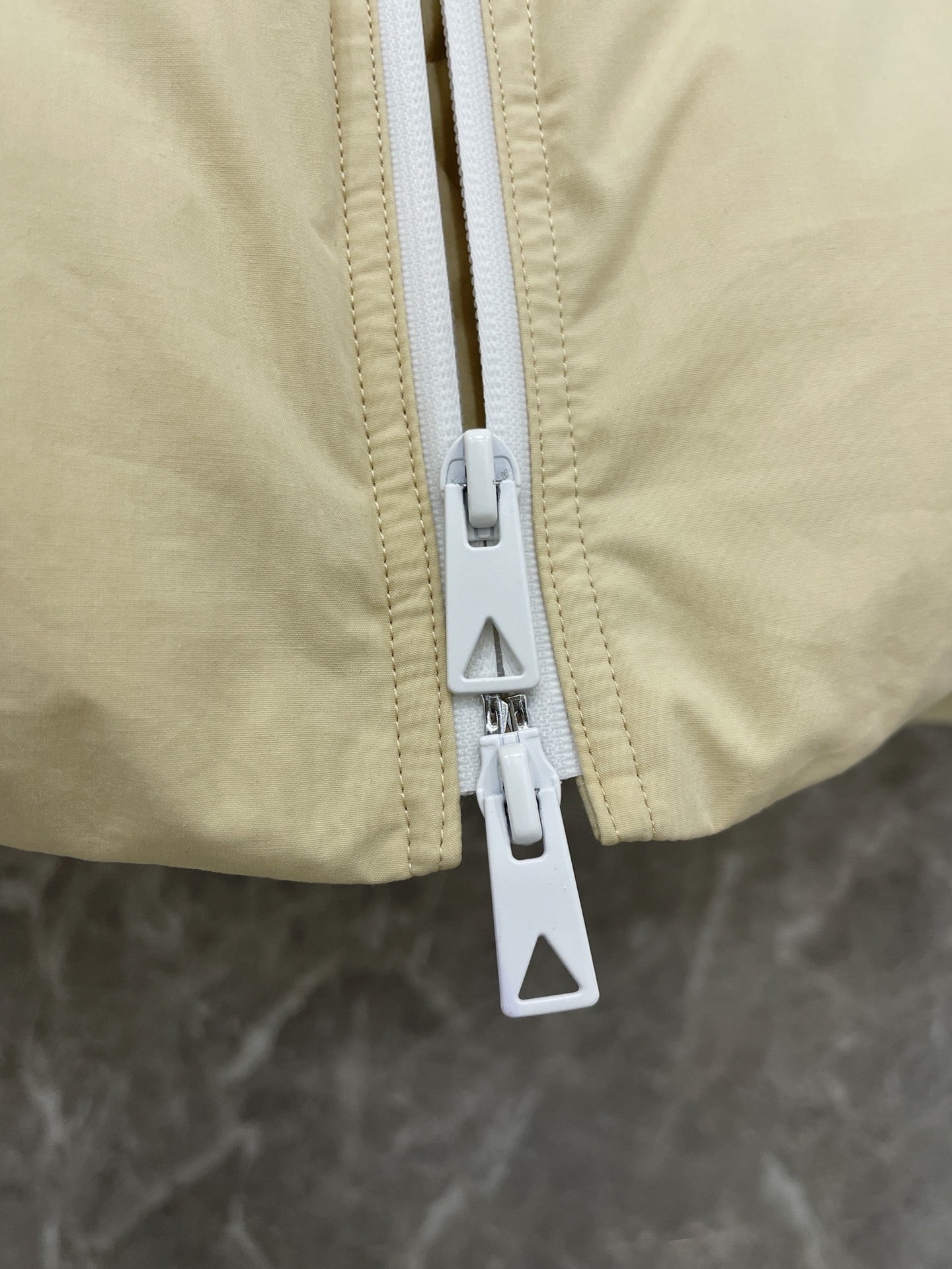 대리석 /  보테가베네타 이중지퍼 베이지 구스다운 루즈핏 패딩점퍼