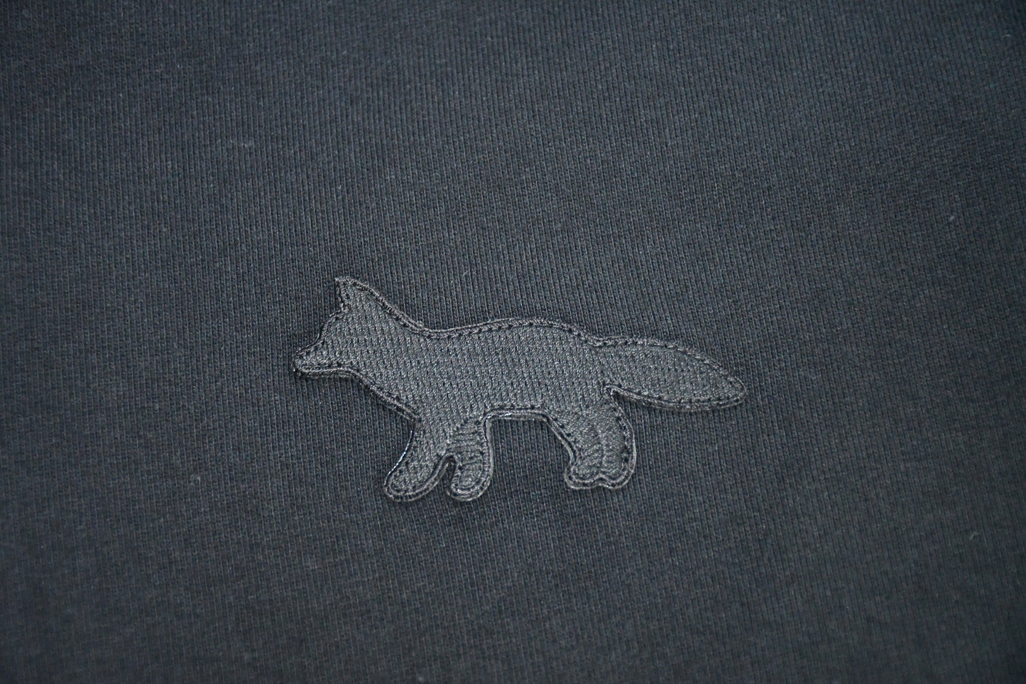 탑키츠네 / 메종키츠네  블랙 반집업 기모 맨투맨