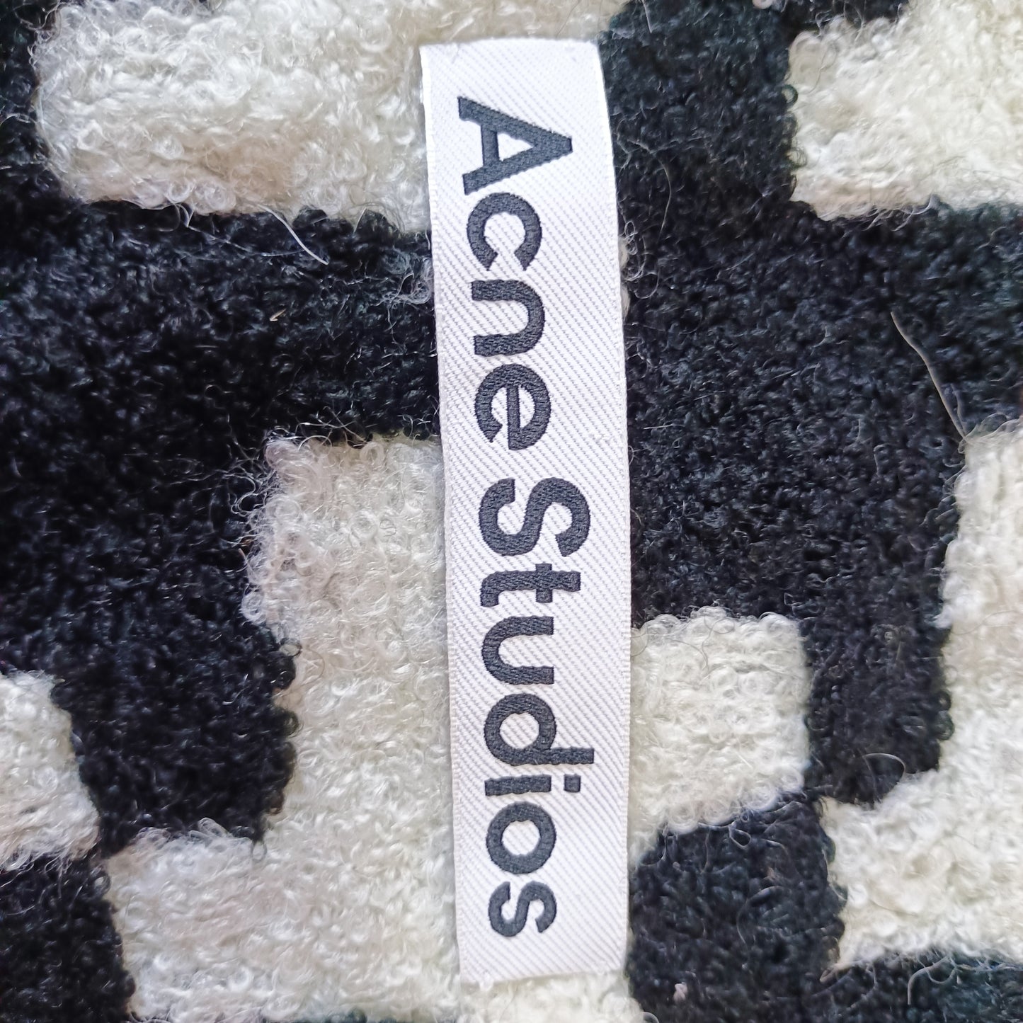 탑아크네 / 아크네스튜디오 하운드투스 태슬 머플러