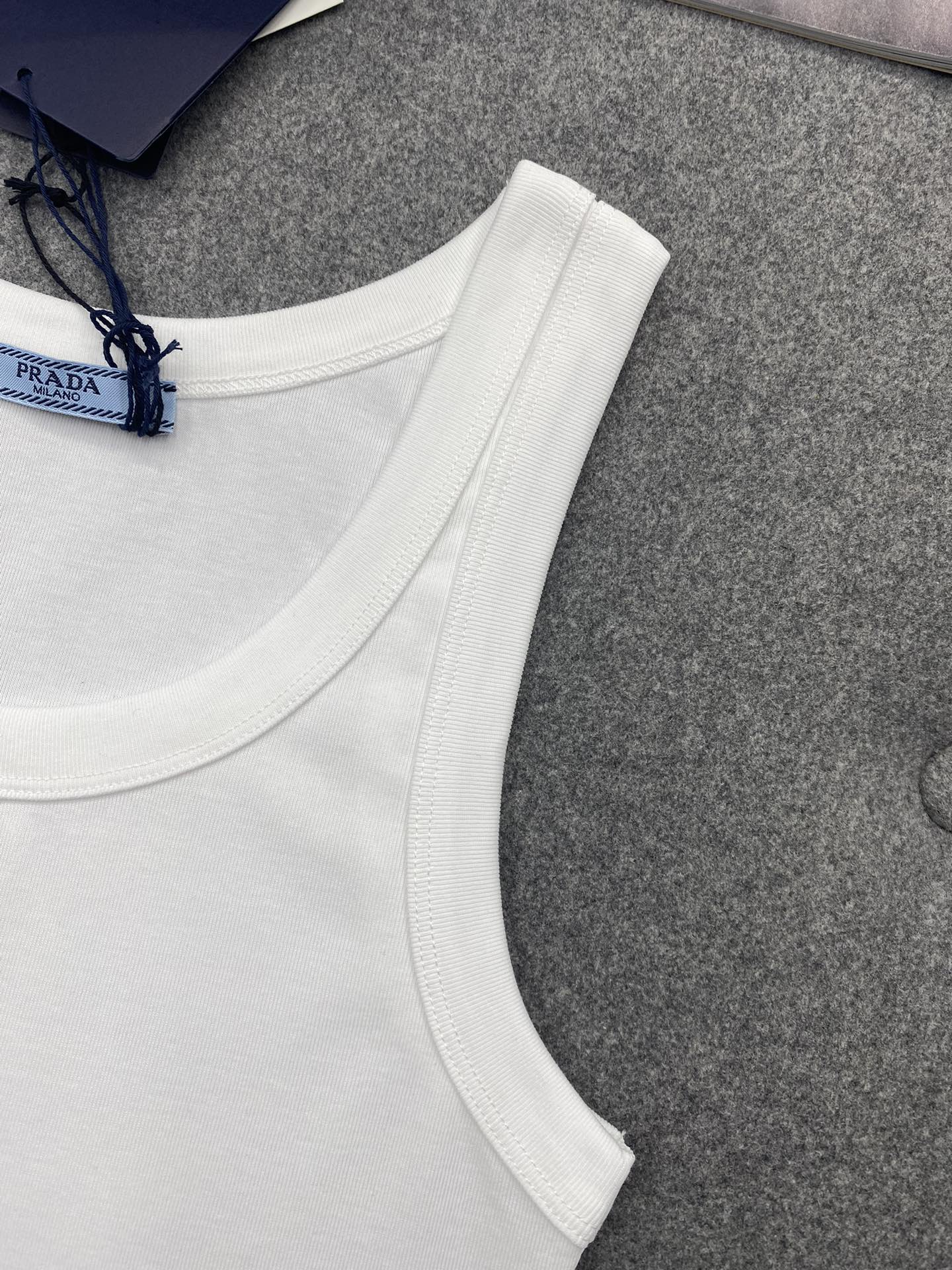 TJ셀러 / 프라다 탑 , 여성 메탈릭 트라이앵글