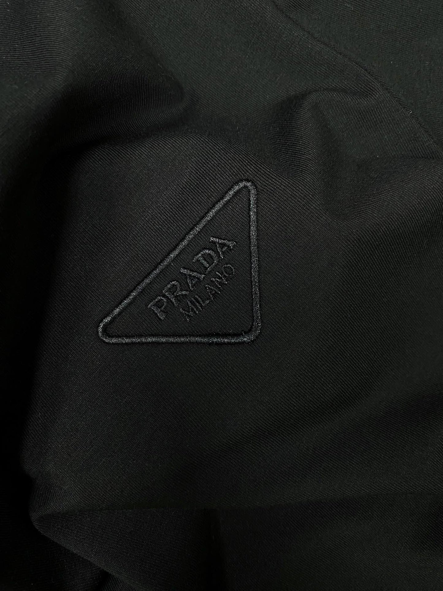 TJ셀러/프라다 남성 스판 면 자수 긴팔 티셔츠