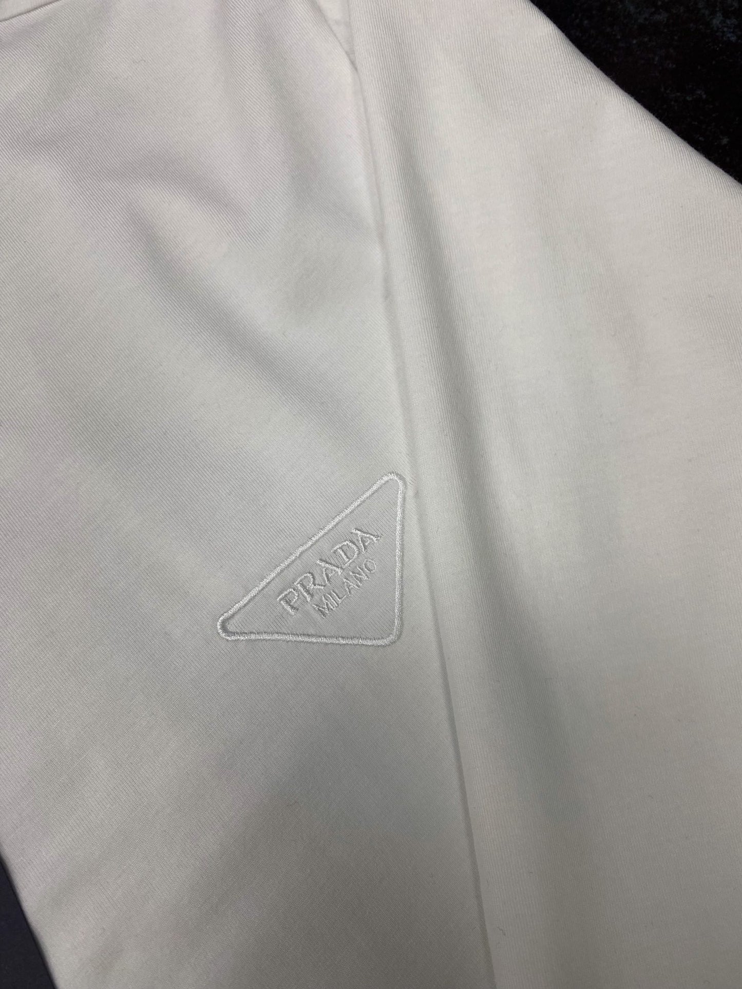 TJ셀러/프라다 남성 스판 면 자수 긴팔 티셔츠