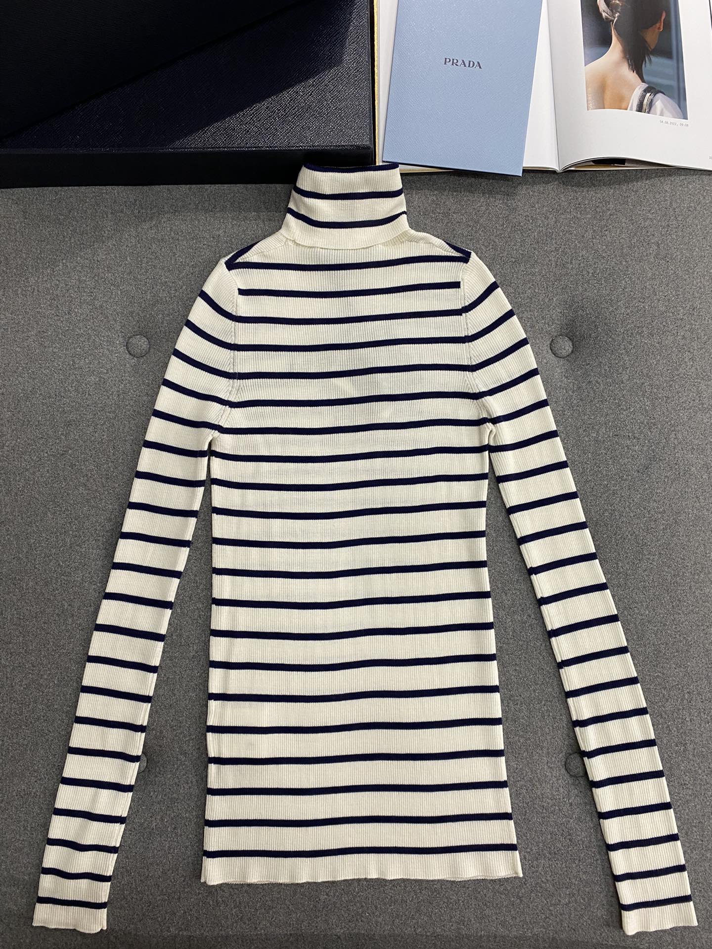 TJ셀러/프라다 여성 줄무늬 슬림핏 터틀넥 니트