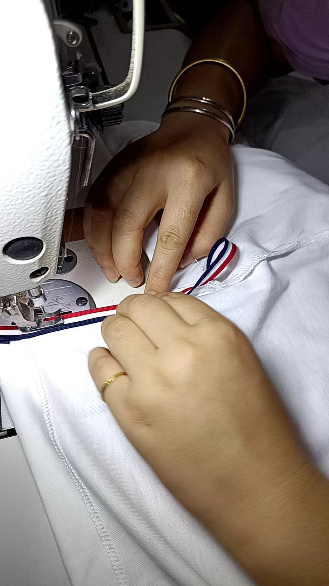 사슬  / 톰브라운 남성 옆트임 루즈핏 반팔 티셔츠