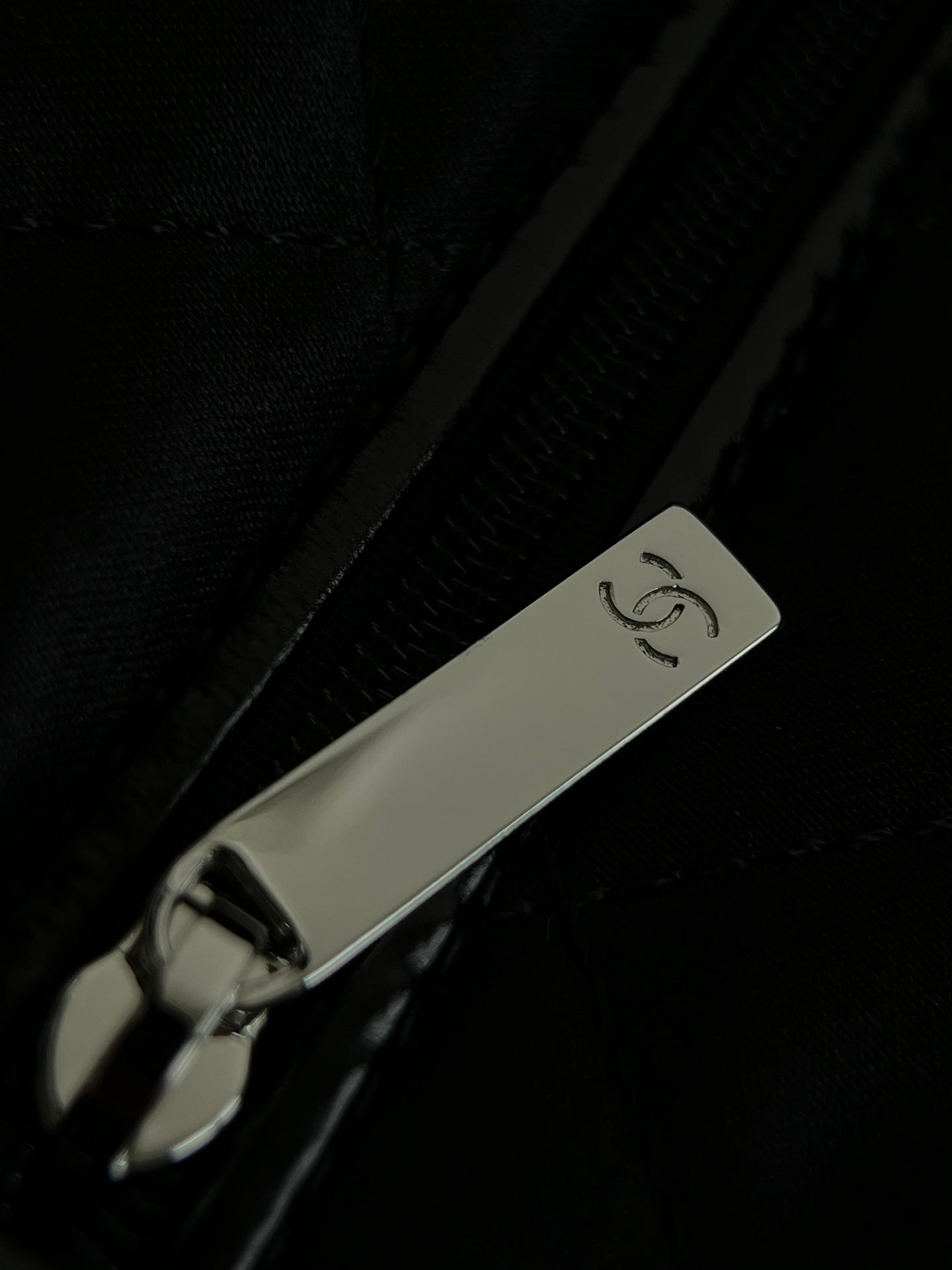 양 공장 / 샤넬 쓰레기봉투 가방