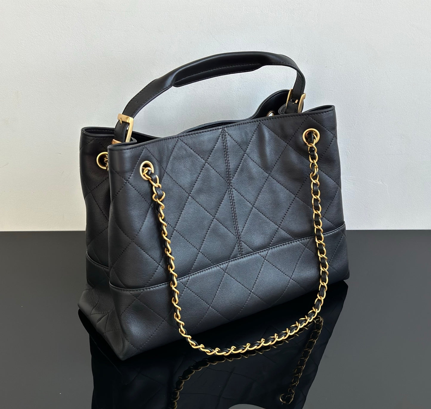 양 공장 / 샤넬 통가죽 흑금 가방