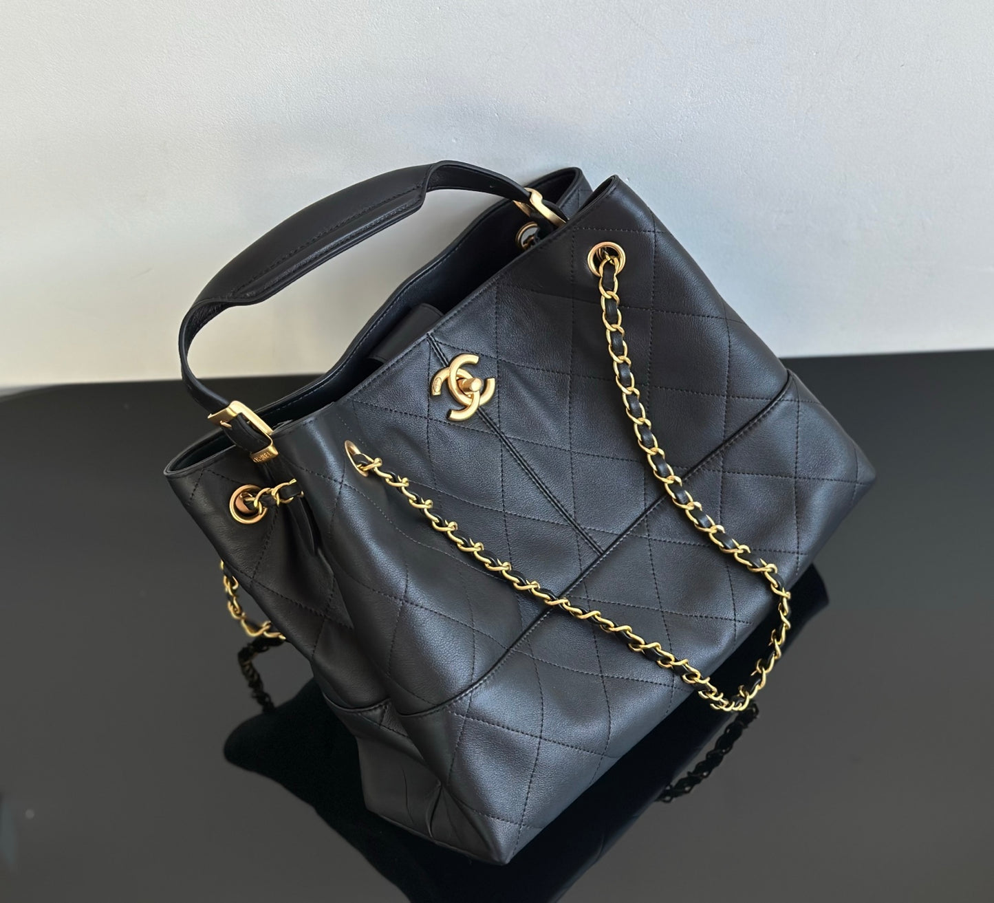 양 공장 / 샤넬 통가죽 흑금 가방