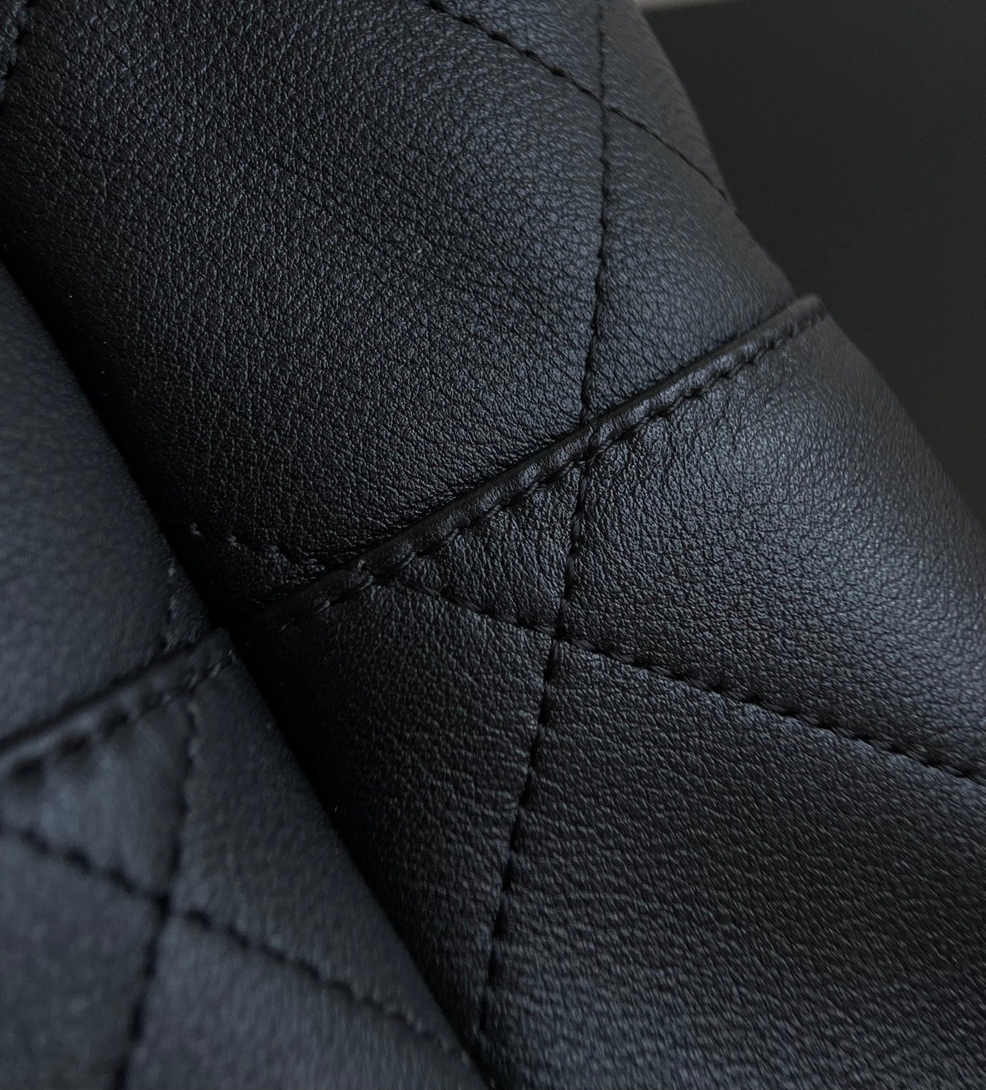 양 공장 / 샤넬 통가죽 흑금 가방