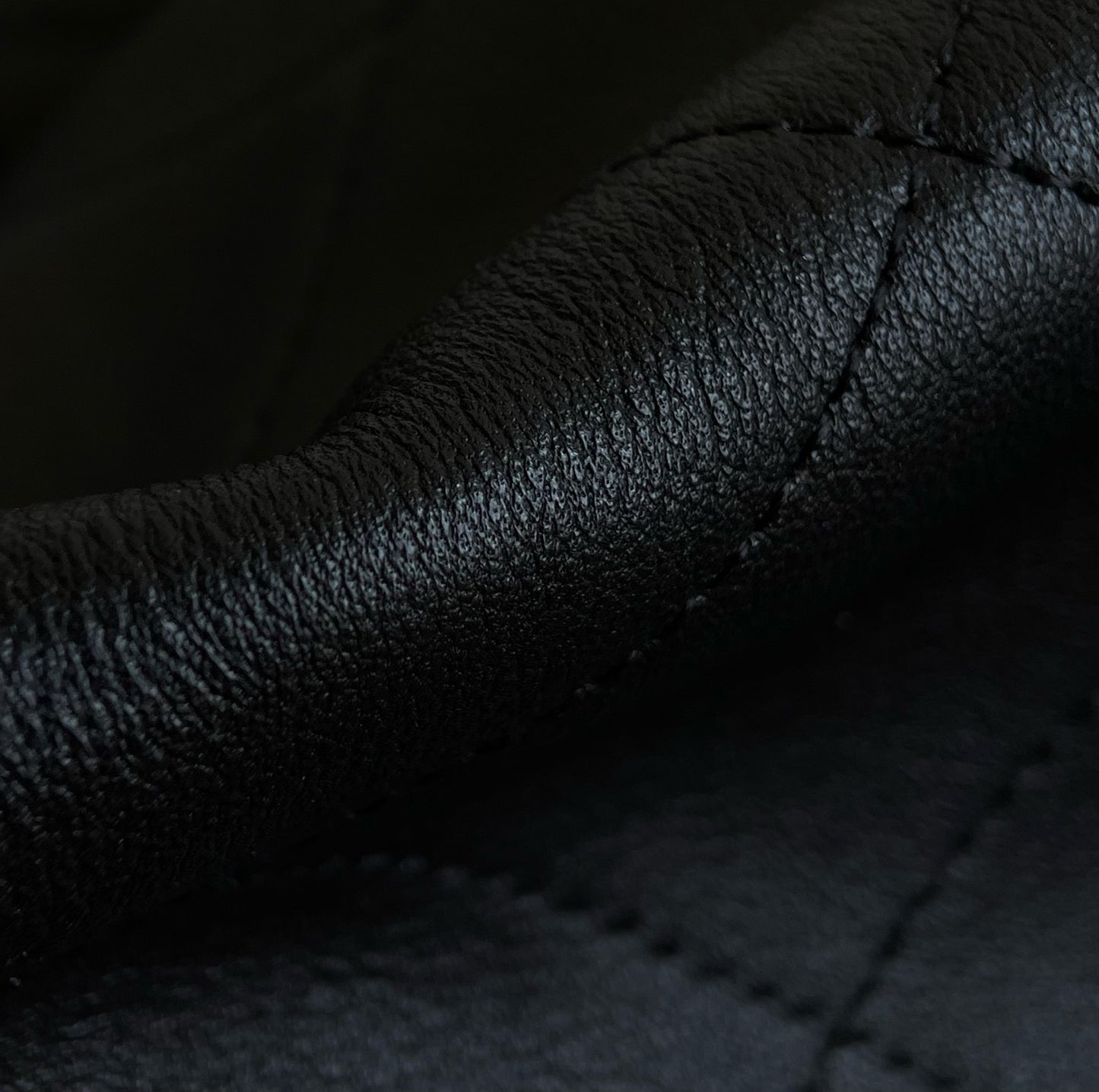 양 공장 / 샤넬 통가죽 흑금 가방