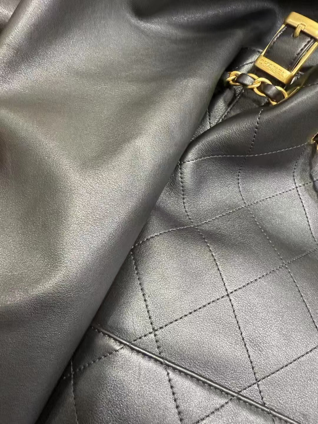 양 공장 / 샤넬 통가죽 흑금 가방