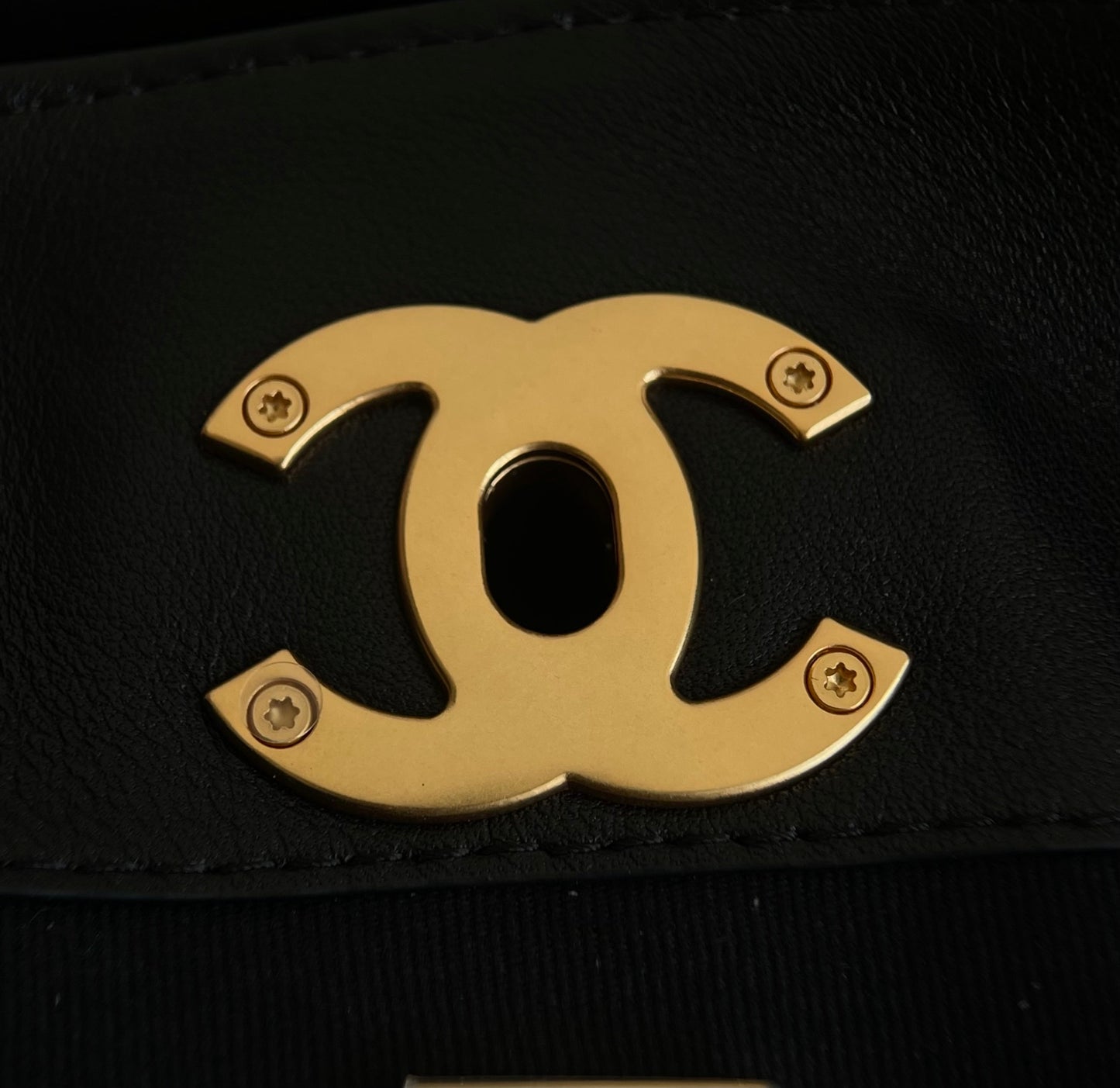 양 공장 / 샤넬 통가죽 흑금 가방