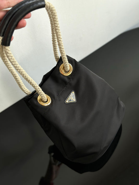 양 공장 / 프라다 물통 가방