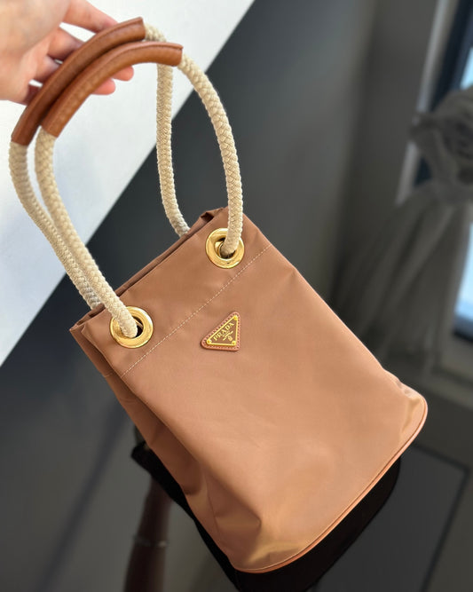 양 공장 / 프라다 물통 가방