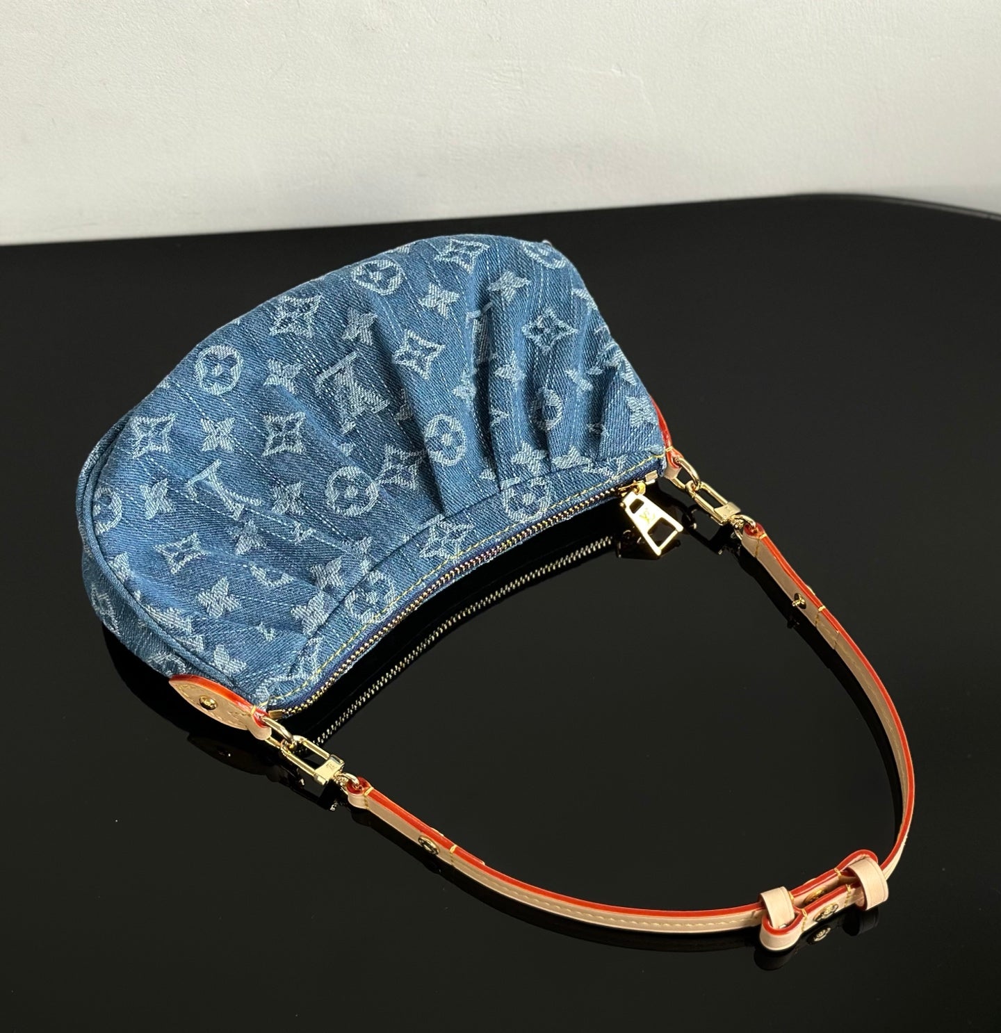 양 공장 / 루이비통 겨드랑이 가방