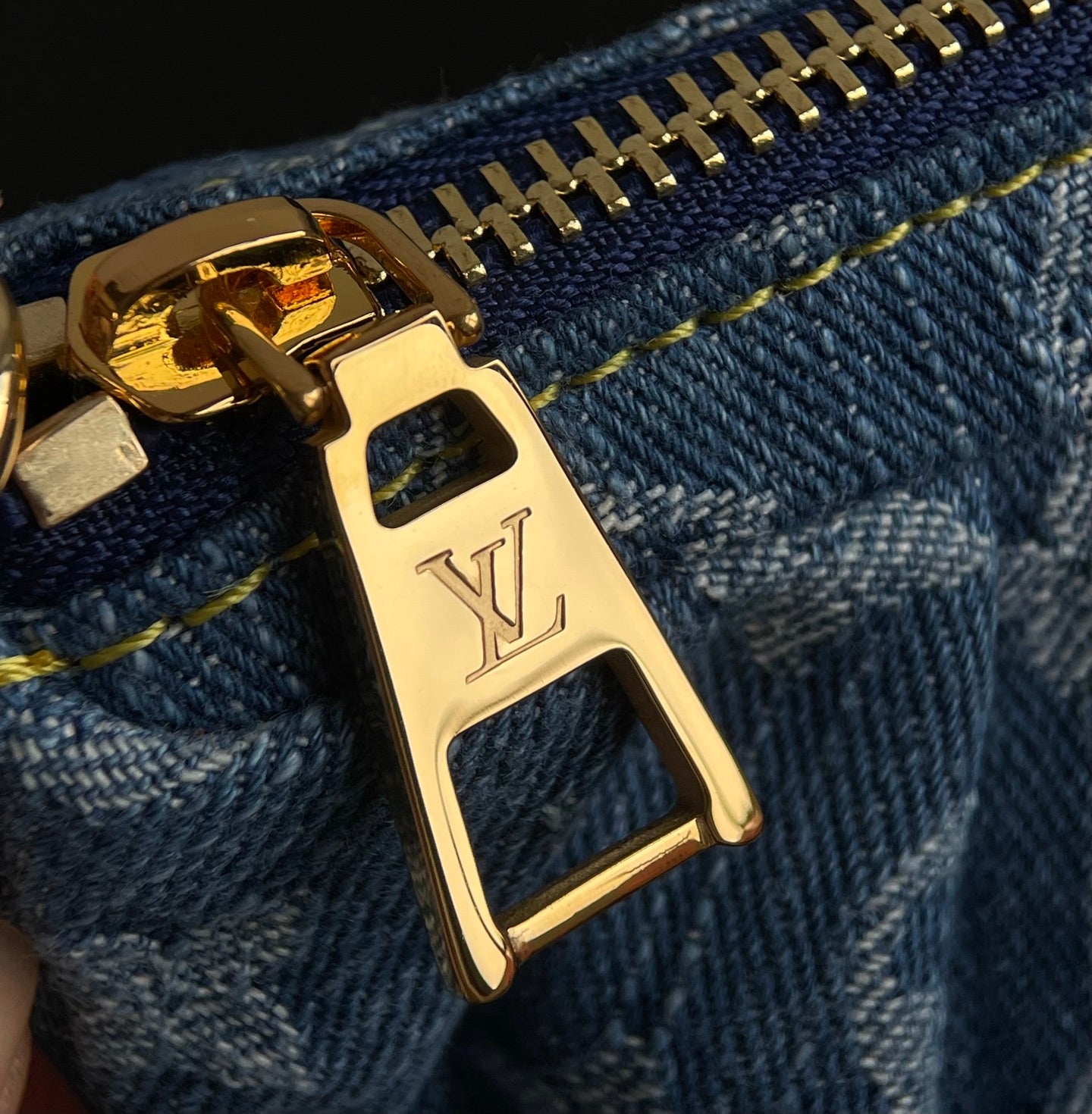 양 공장 / 루이비통 겨드랑이 가방