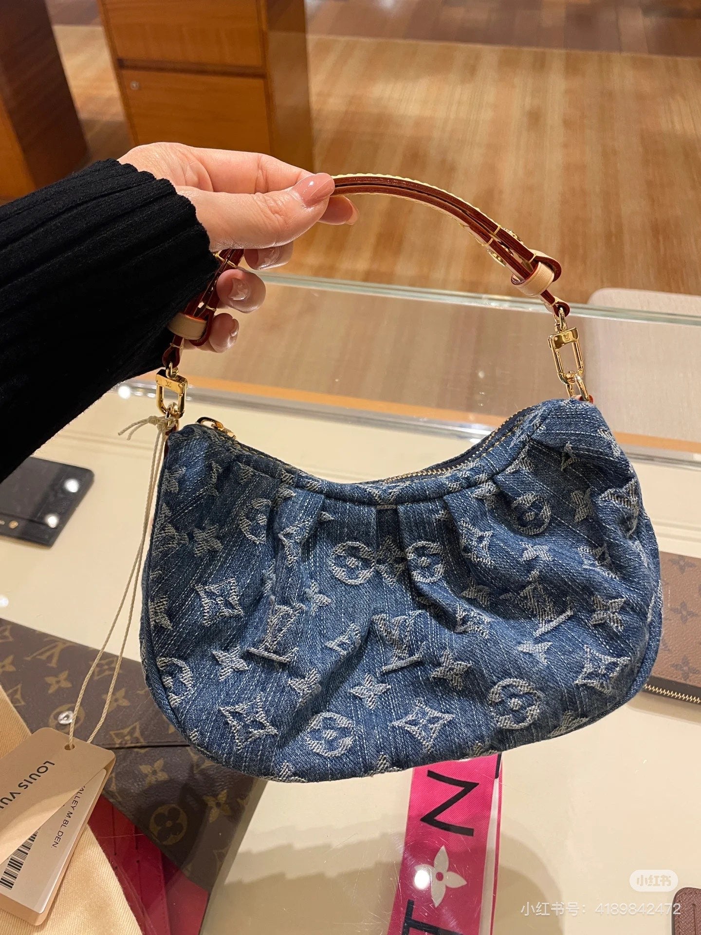 양 공장 / 루이비통 겨드랑이 가방