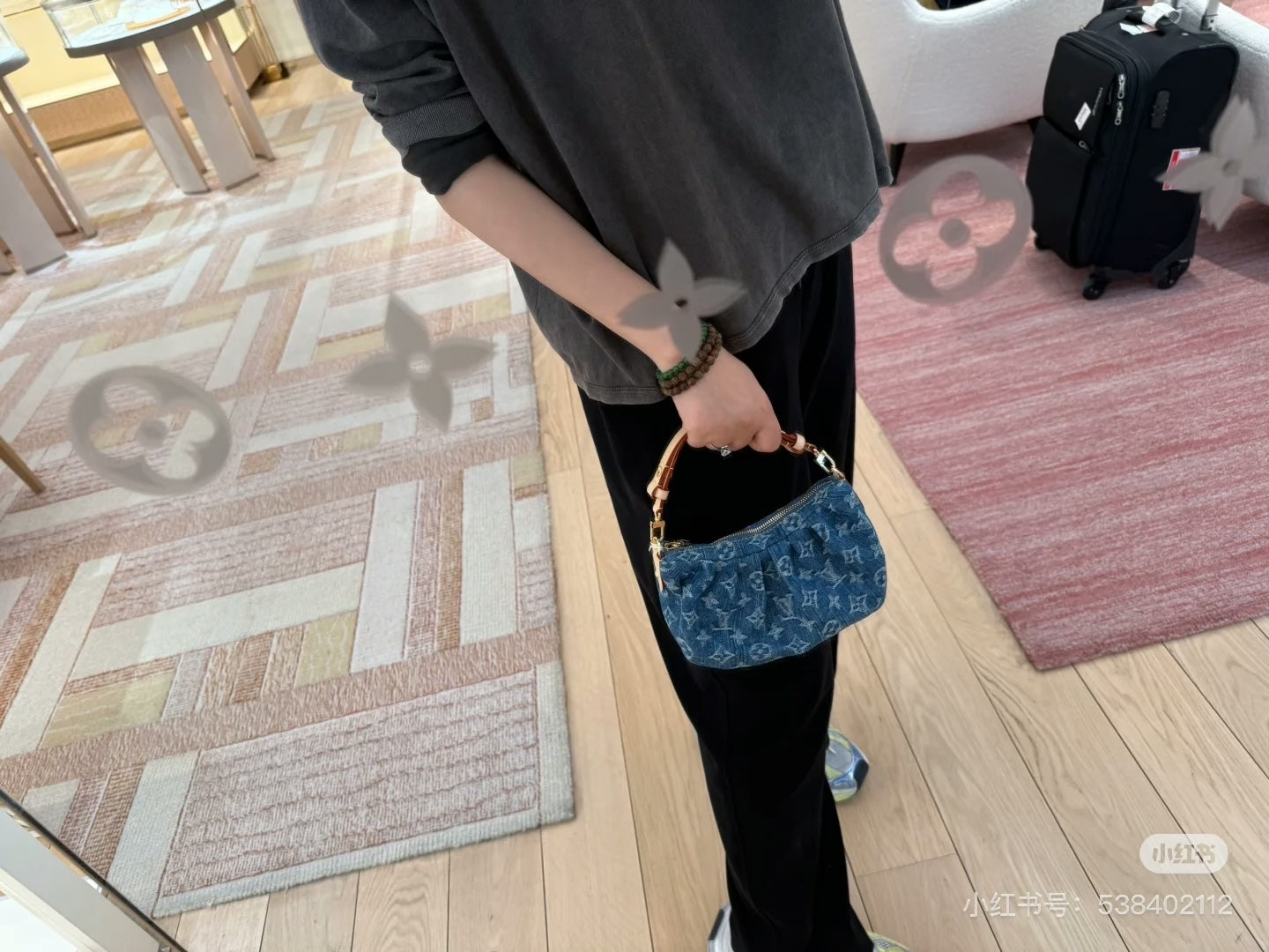 양 공장 / 루이비통 겨드랑이 가방