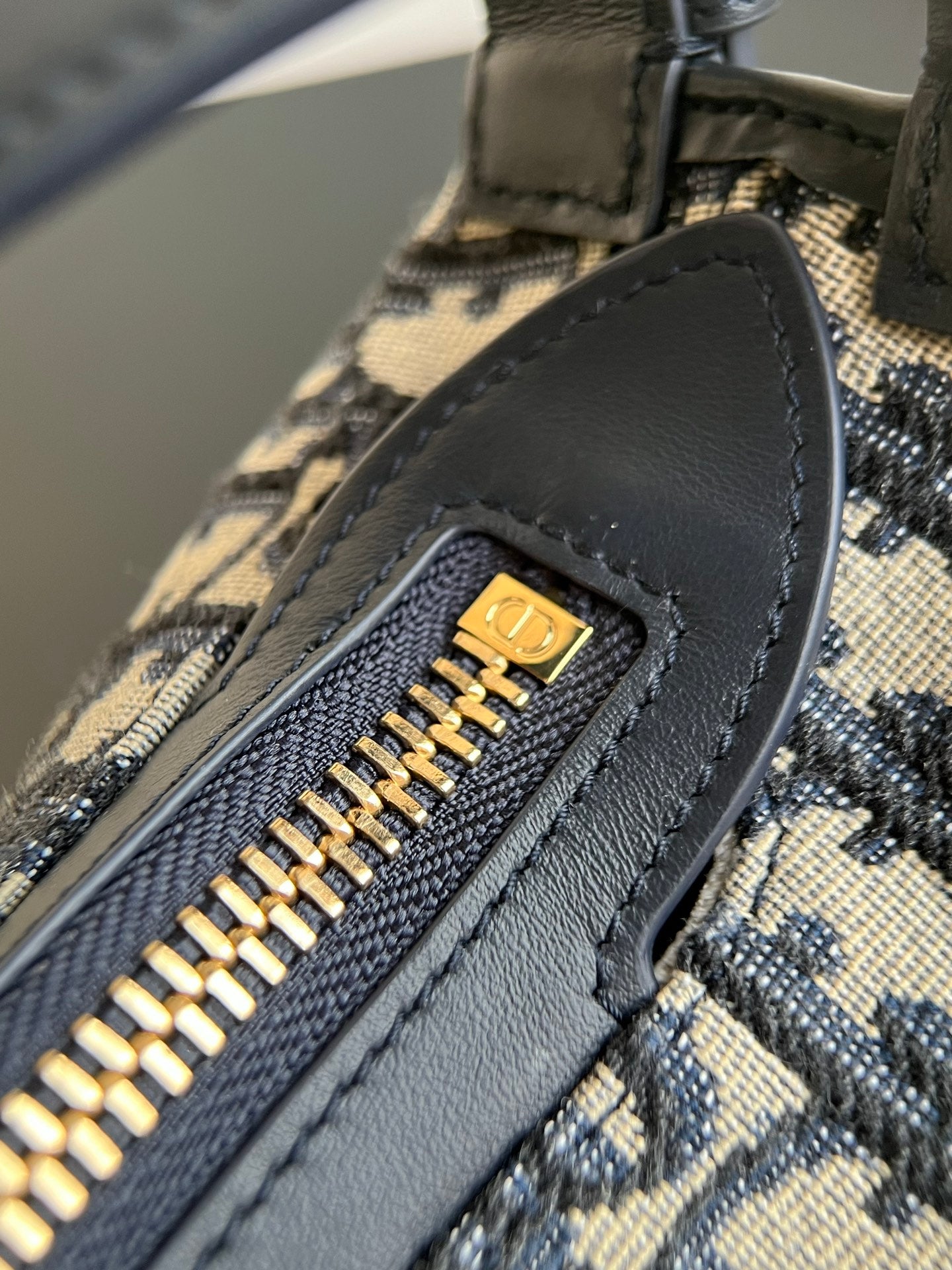 양 공장 / 디올 배낭