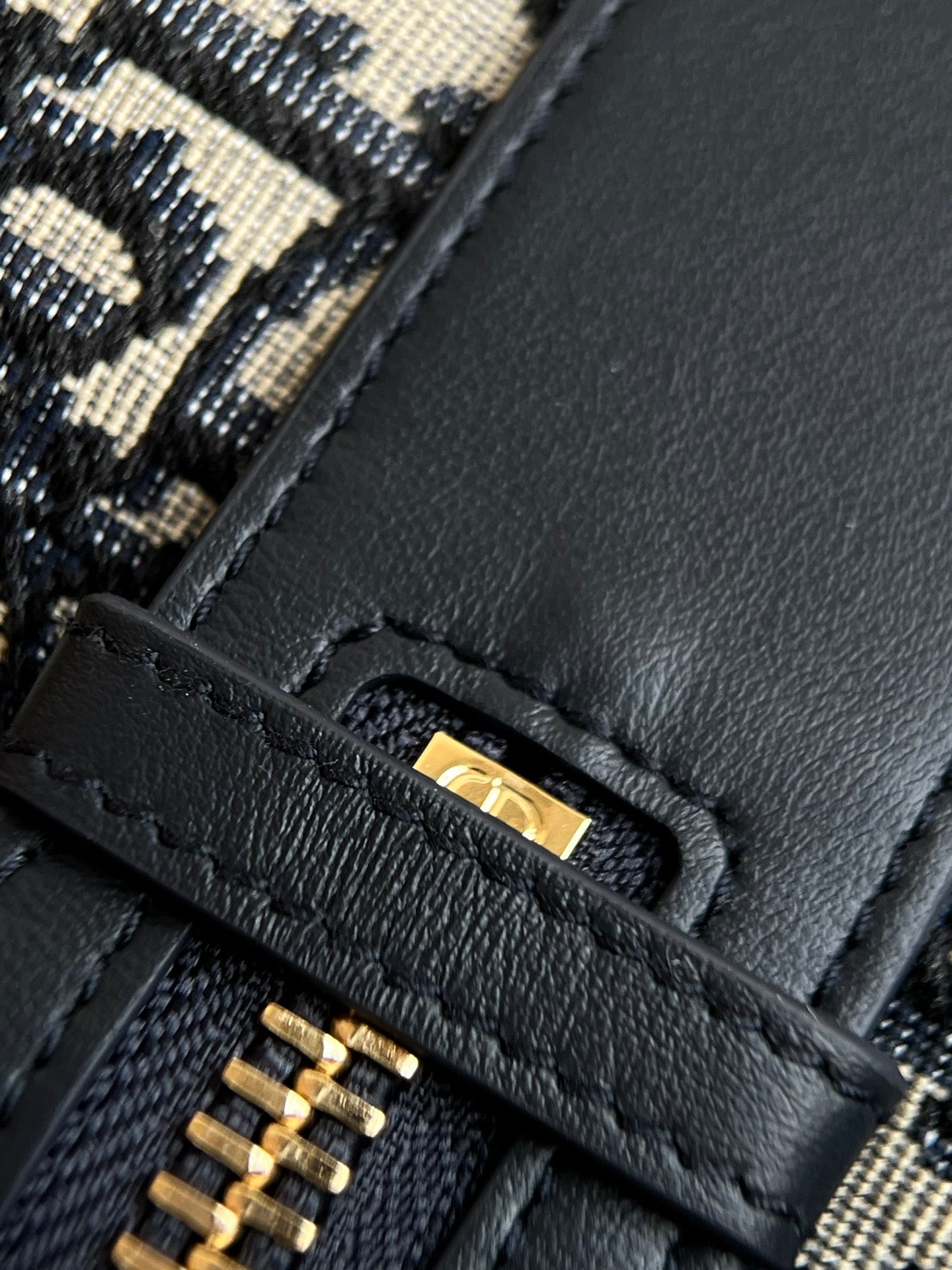 양 공장 / 디올 배낭