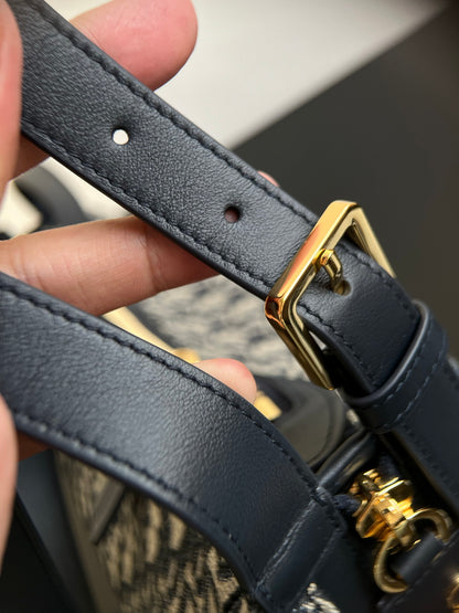 양 공장 / 디올 배낭