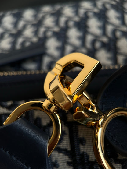 양 공장 / 디올 배낭