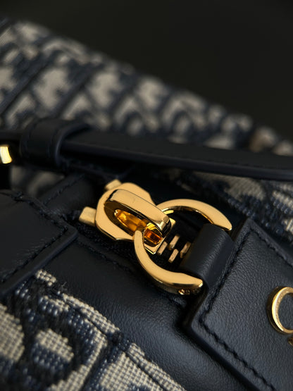 양 공장 / 디올 배낭