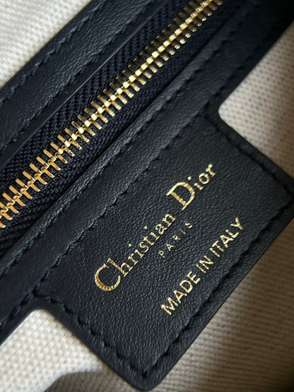 양 공장 / 디올 배낭