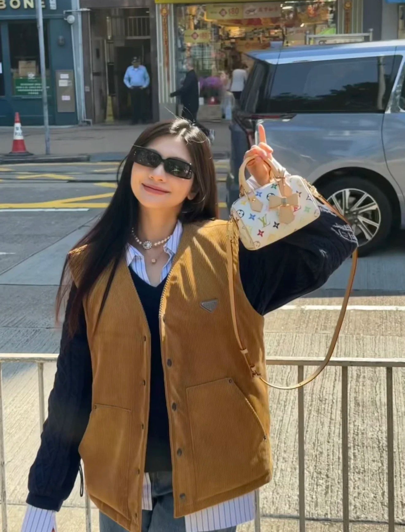 양 공장 / 루이비통 베개 가방