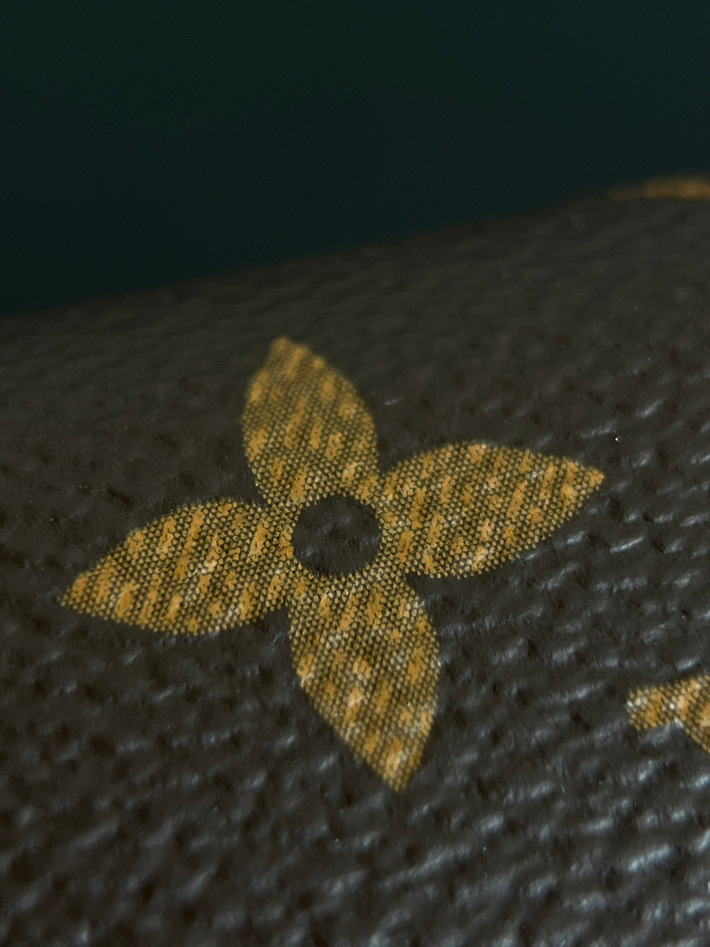 양 공장 / 루이비통 덮개 반지갑