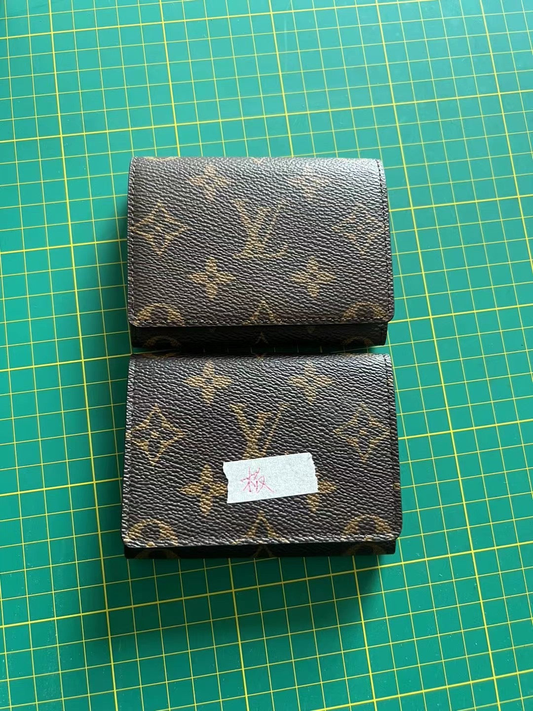 양 공장 / 루이비통 덮개 반지갑