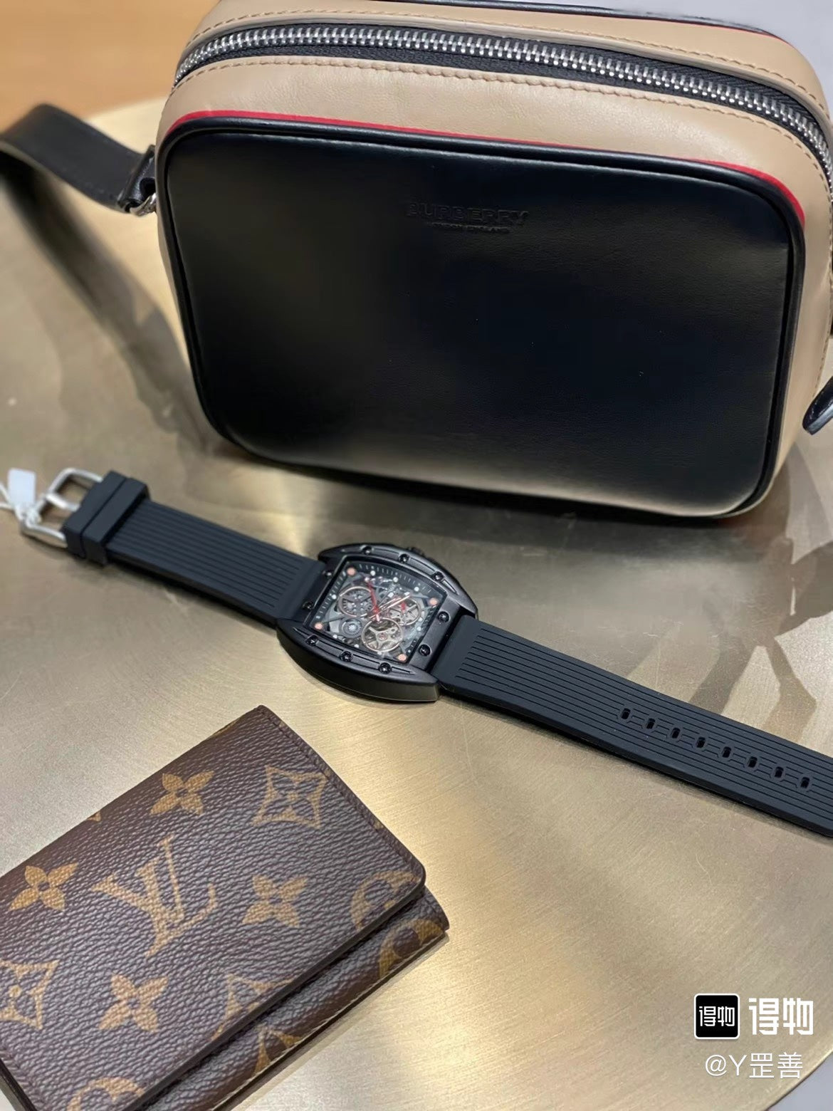 양 공장 / 루이비통 덮개 반지갑