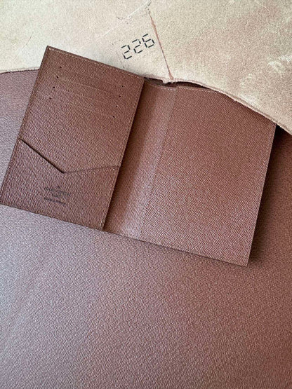 양 공장 / 루이비통 여권 지갑