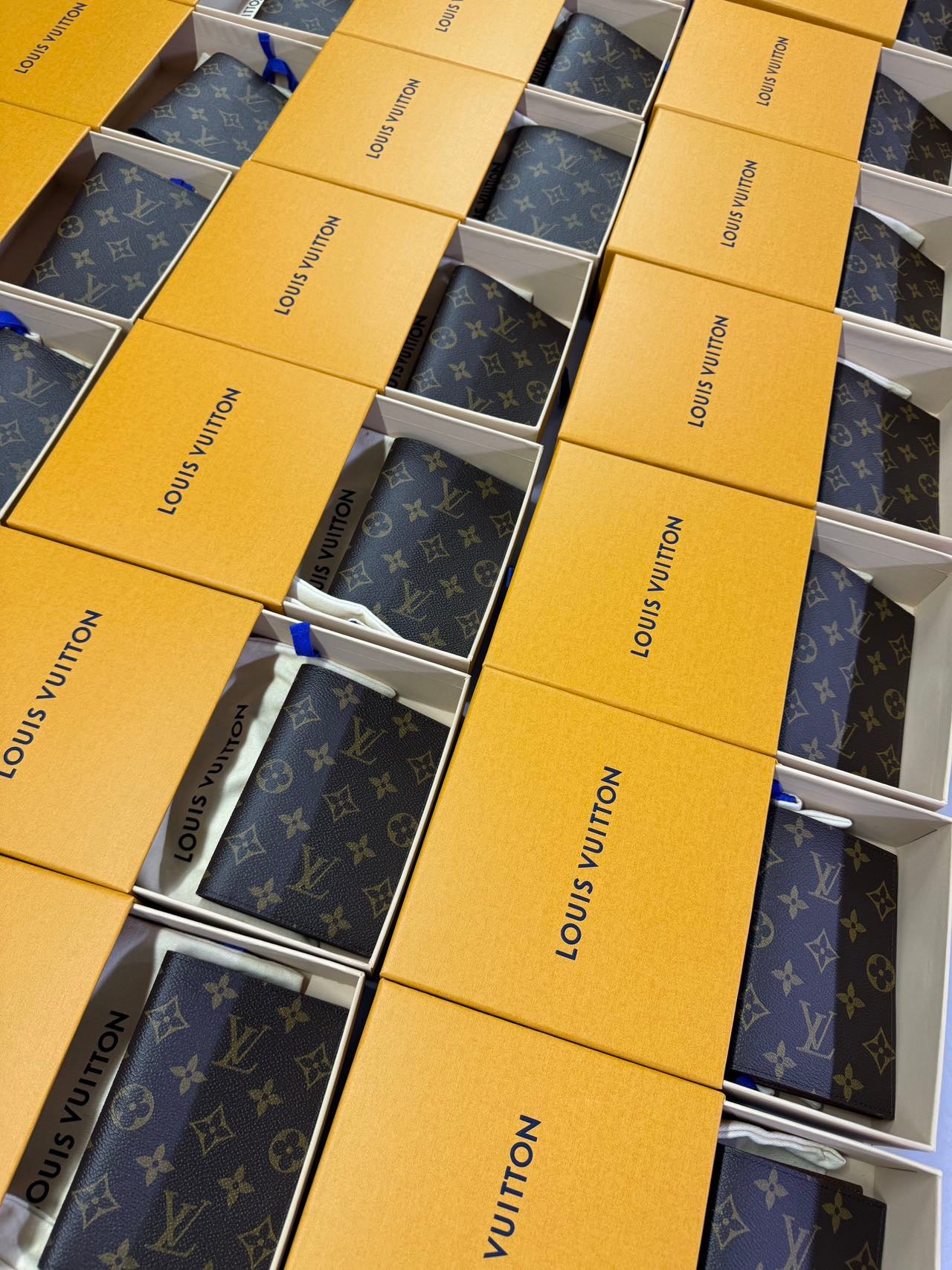 양 공장 / 루이비통 여권 지갑