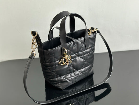 양 공장 / 디올 블랙 가죽 장바구니 가방