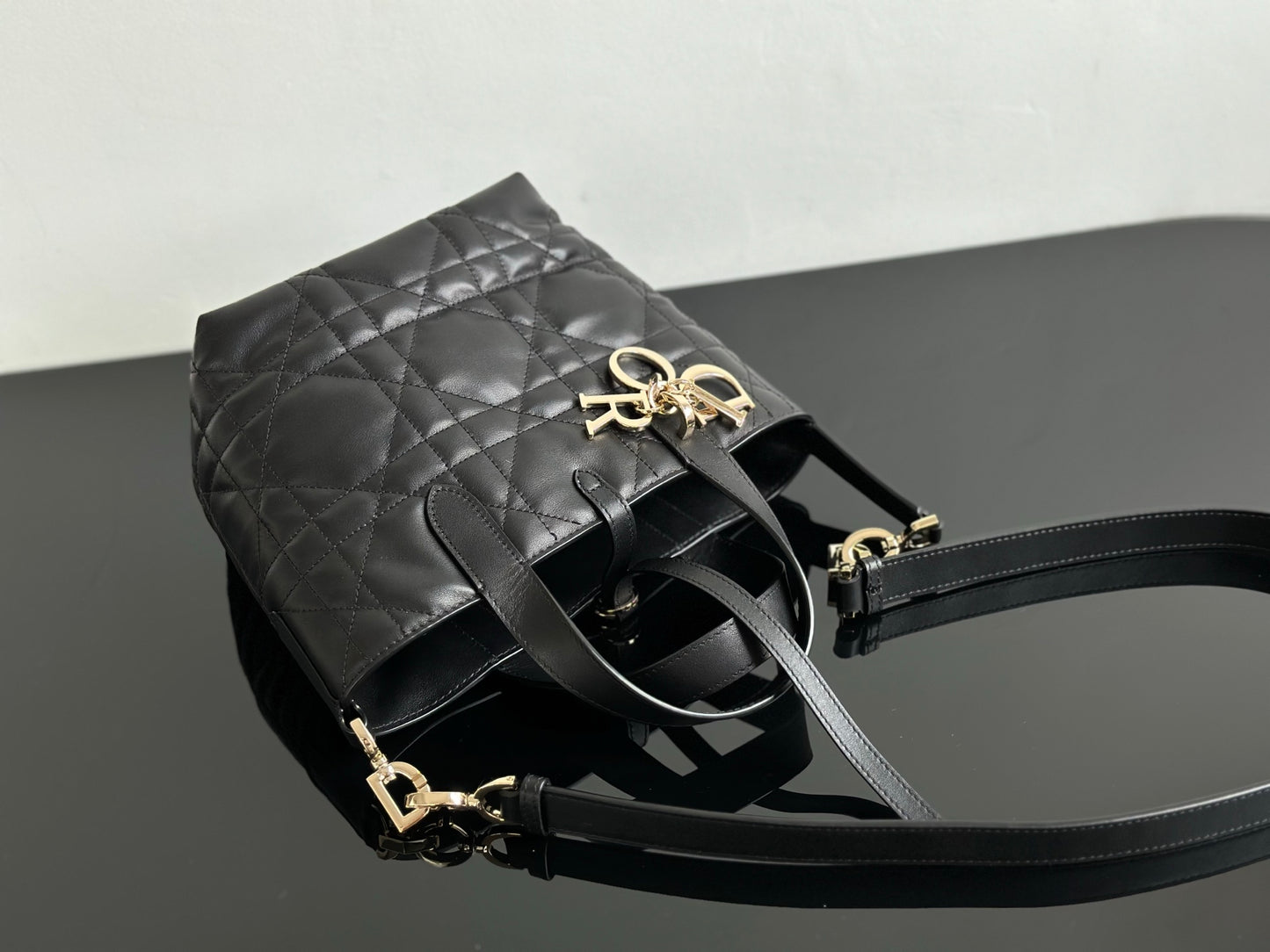 양 공장 / 디올 블랙 가죽 장바구니 가방