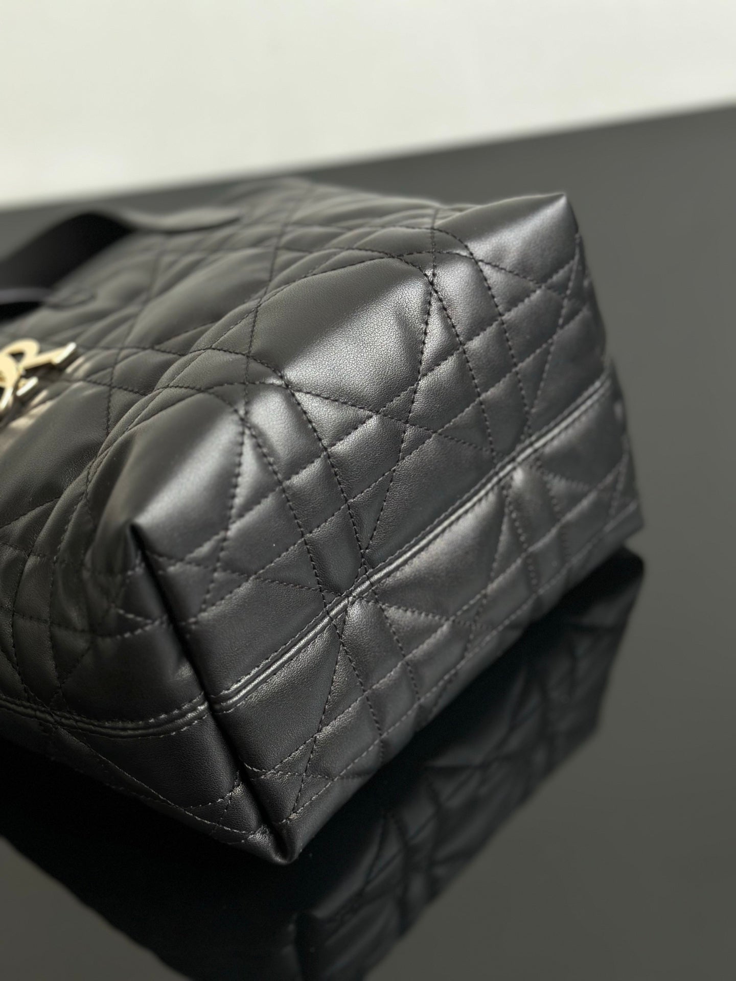 양 공장 / 디올 블랙 가죽 장바구니 가방