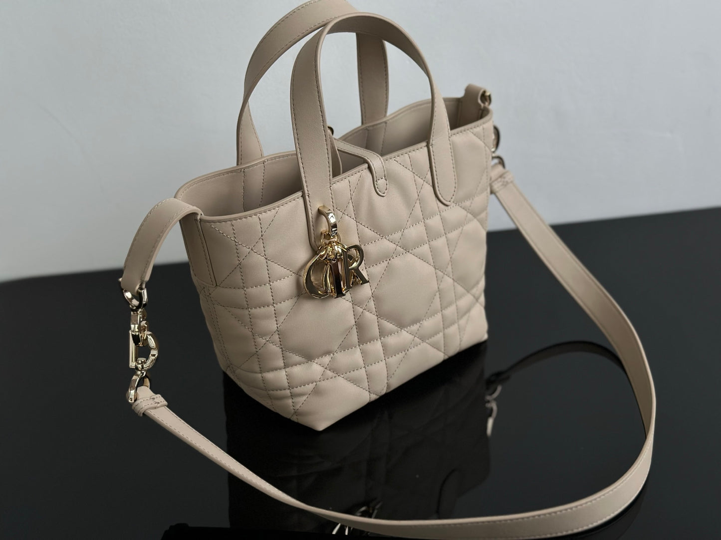 양 공장 / 디올 살구색 바구니 가방