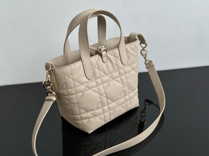 양 공장 / 디올 살구색 바구니 가방