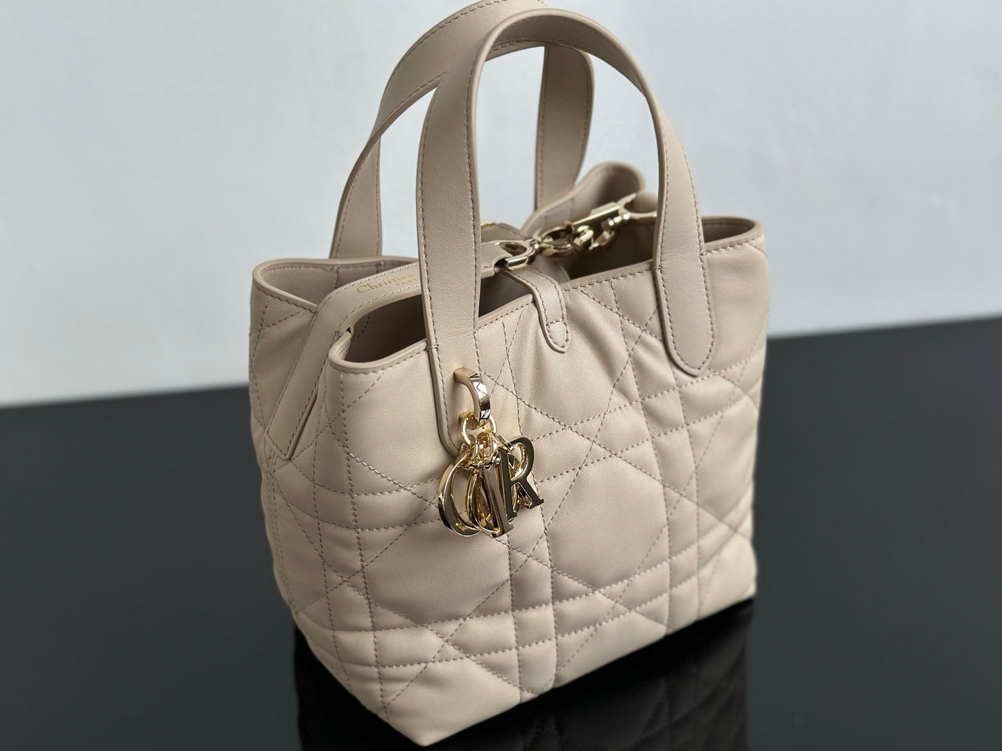 양 공장 / 디올 살구색 바구니 가방