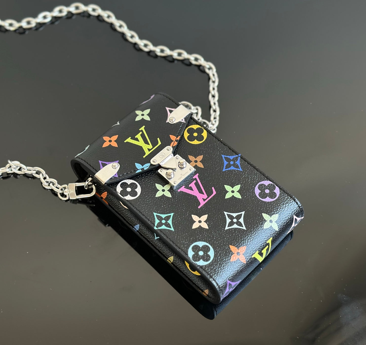 양 공장 / 루이비통 핸드폰 가방