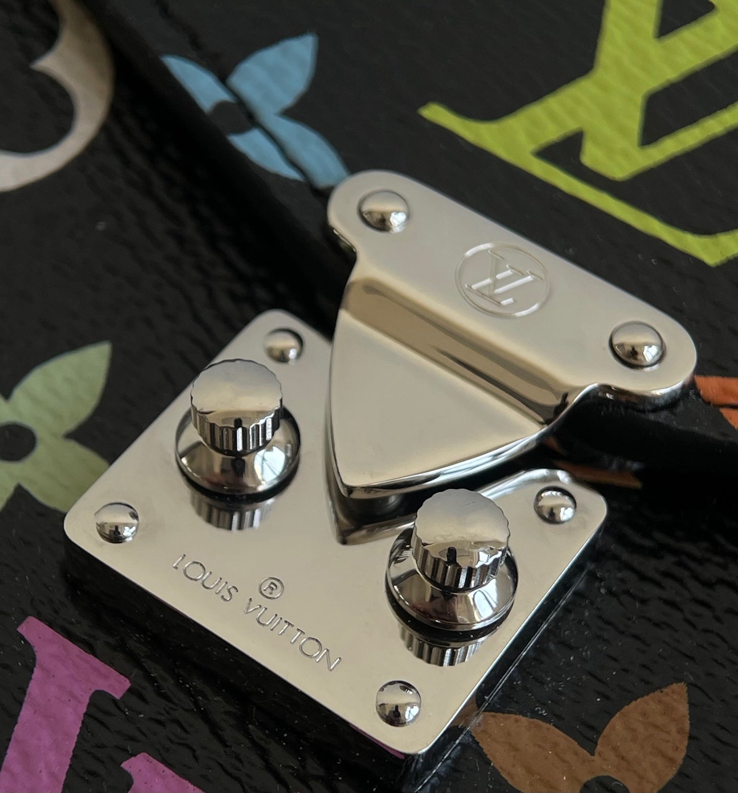 양 공장 / 루이비통 핸드폰 가방